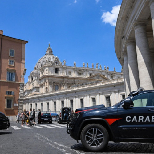 copil de doi ani a căzut dintr-o mașină în mers în Italia, rănit grav