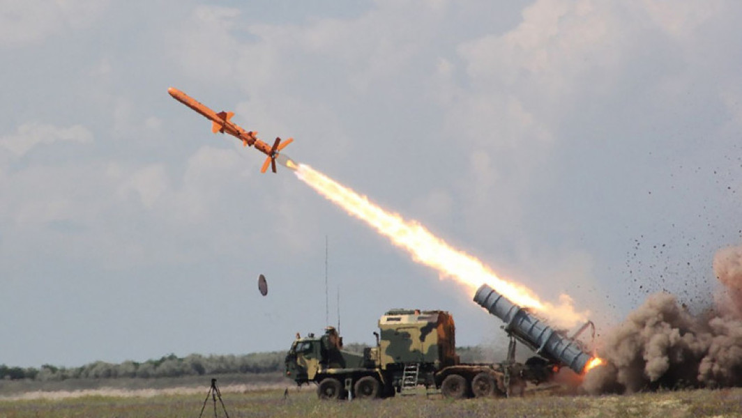 Ucraina a dezvăluit o versiune modernizată a rachetei de croazieră Neptune, cu rază lungă de acțiune, capabilă să lovească ținte aflate la până la 1.000 de kilometri distanță, relatează Defense Express. Inițial, racheta Neptune era o armă antinavă lansată de pe sol, fabricată în Ucraina, cu o rază maximă de 300 de kilometri. Aceasta a fost folosită în aprilie 2022 pentru a scufunda nava amiral a Rusiei din Marea Neagră, Moskva.