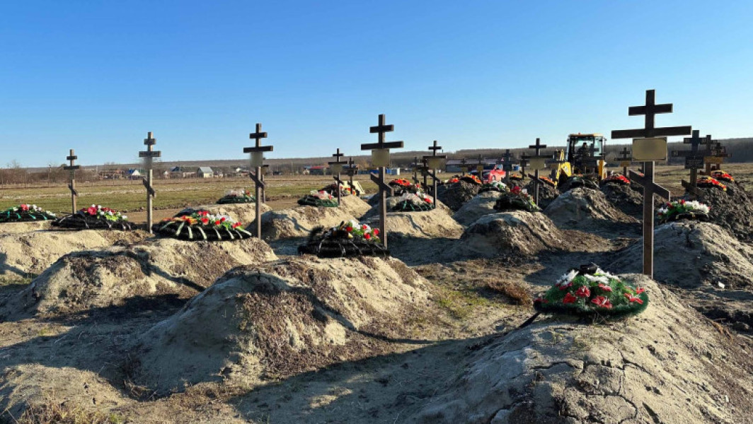Fenomenul "vaduvelor negre" din Rusia, un fenomen vechi care a crescut după începerea războiului cu Ucraina, a atras tot mai multă atenție în ultimul timp. Acestea se căsătoresc fictiv cu militari trimiși pe front, iar după moartea acestora, primesc despăgubiri importante din partea statului, scrie digi24.ro.