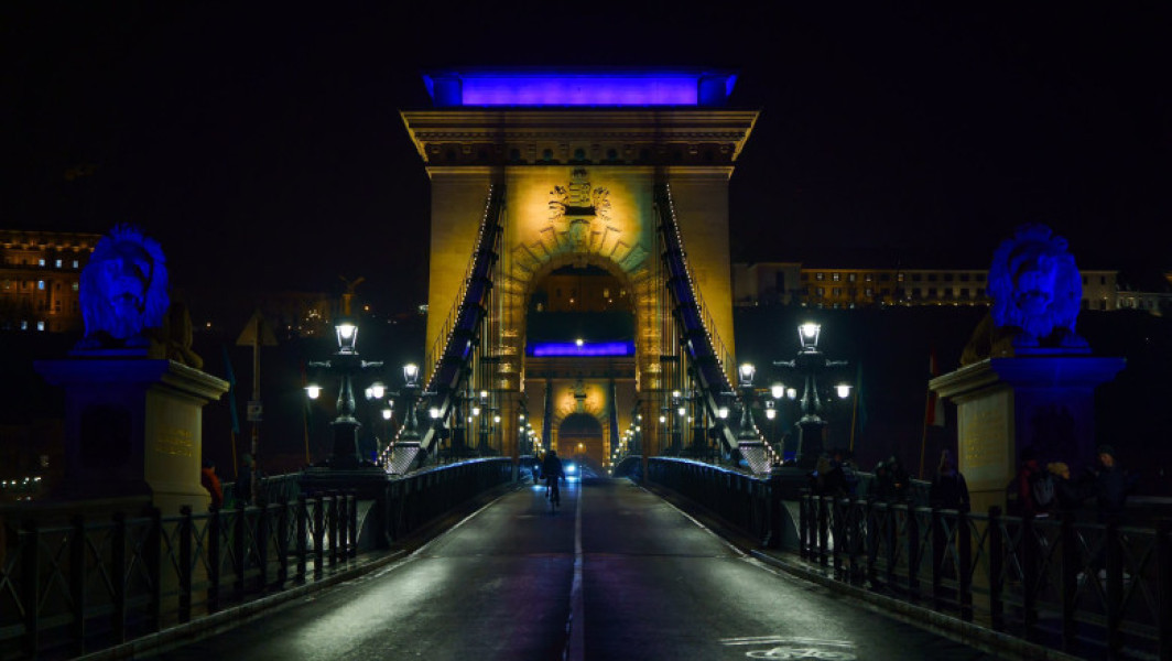 reactie a partidului Fidesz dupa iluminarea podului peste Dunare in culorile Ucrainei
