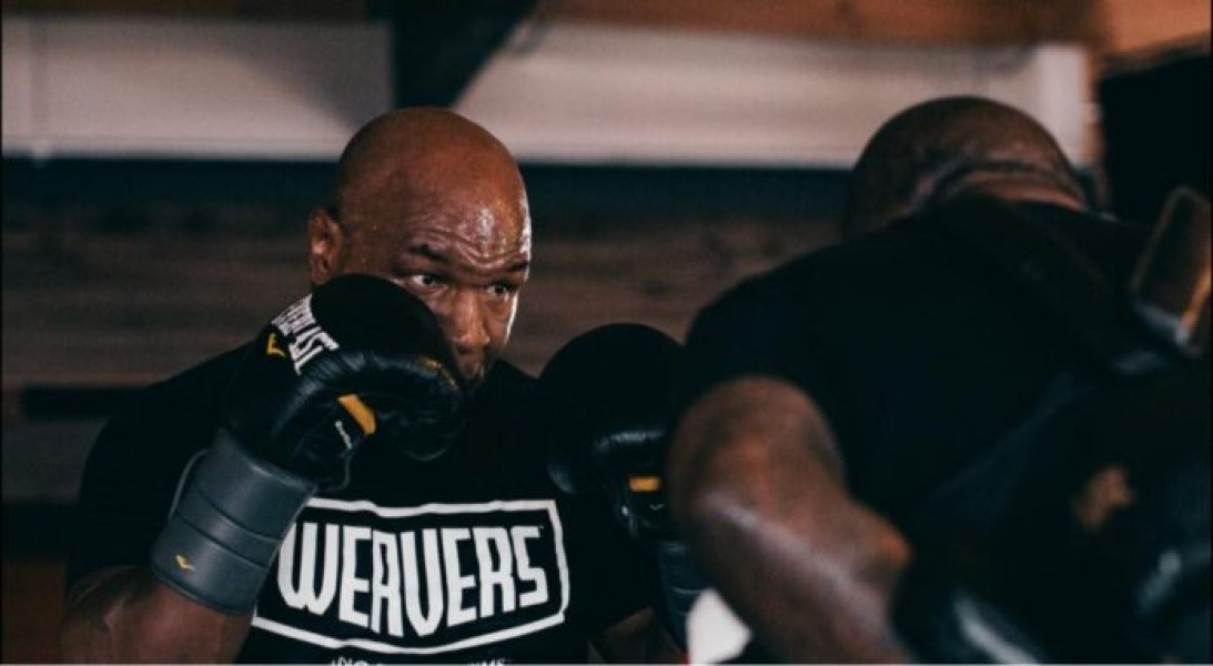 Mike Tyson şi Floyd Mayweather ar putea lupta într-un meci demonstrativ în 2026