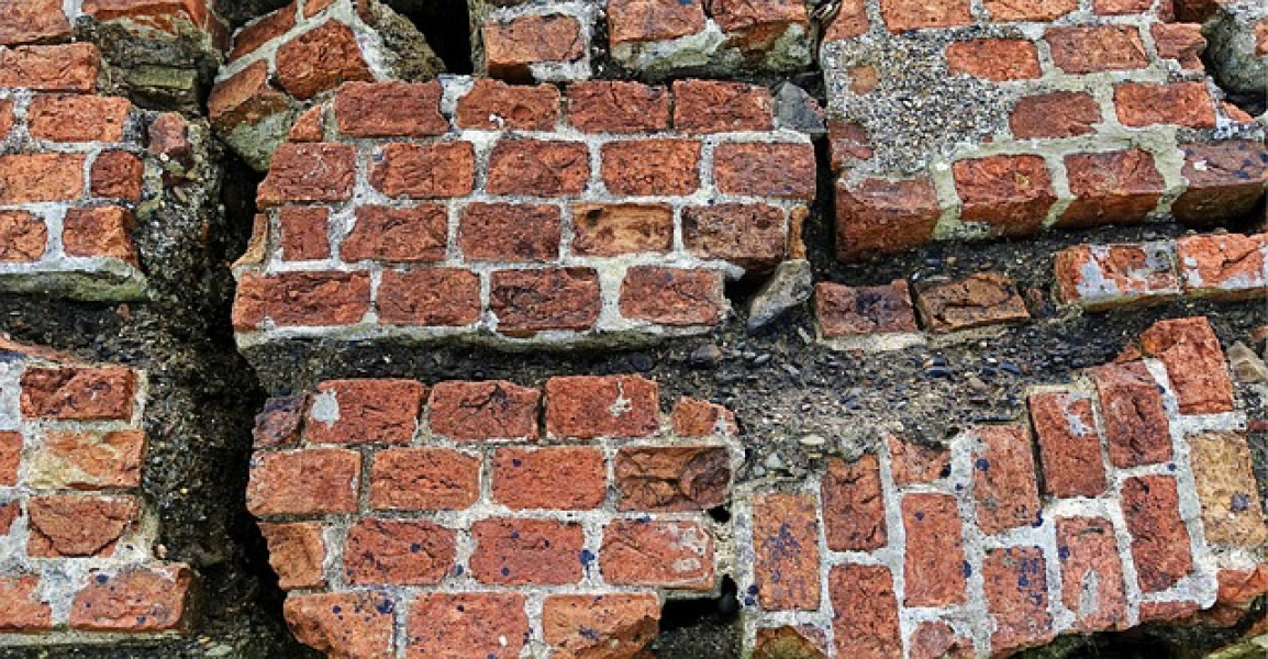 Patrimoniul Bucureştiului în paragină: sute de clădiri retrocedate părăsite, monumente cad în uitare