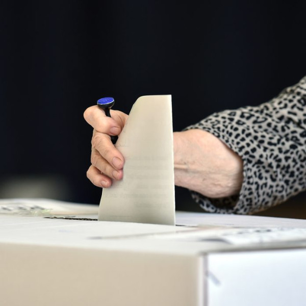 Barometrul INSCOP arată creștere pentru AUR și polarizare politică