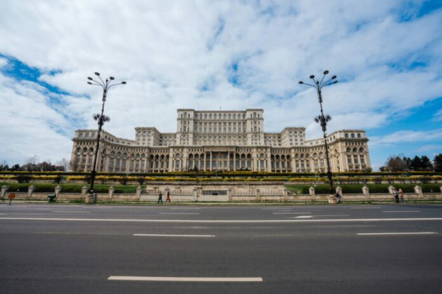 Femeie cu șase cuțite în Parlament: spune că a făcut o greșeală